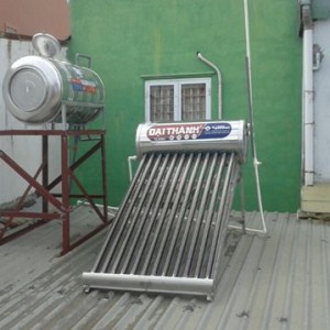 Lắp máy nước nóng năng lượng mặt trời trên mái tôn ở Bình Tân - Hồ Chí Minh